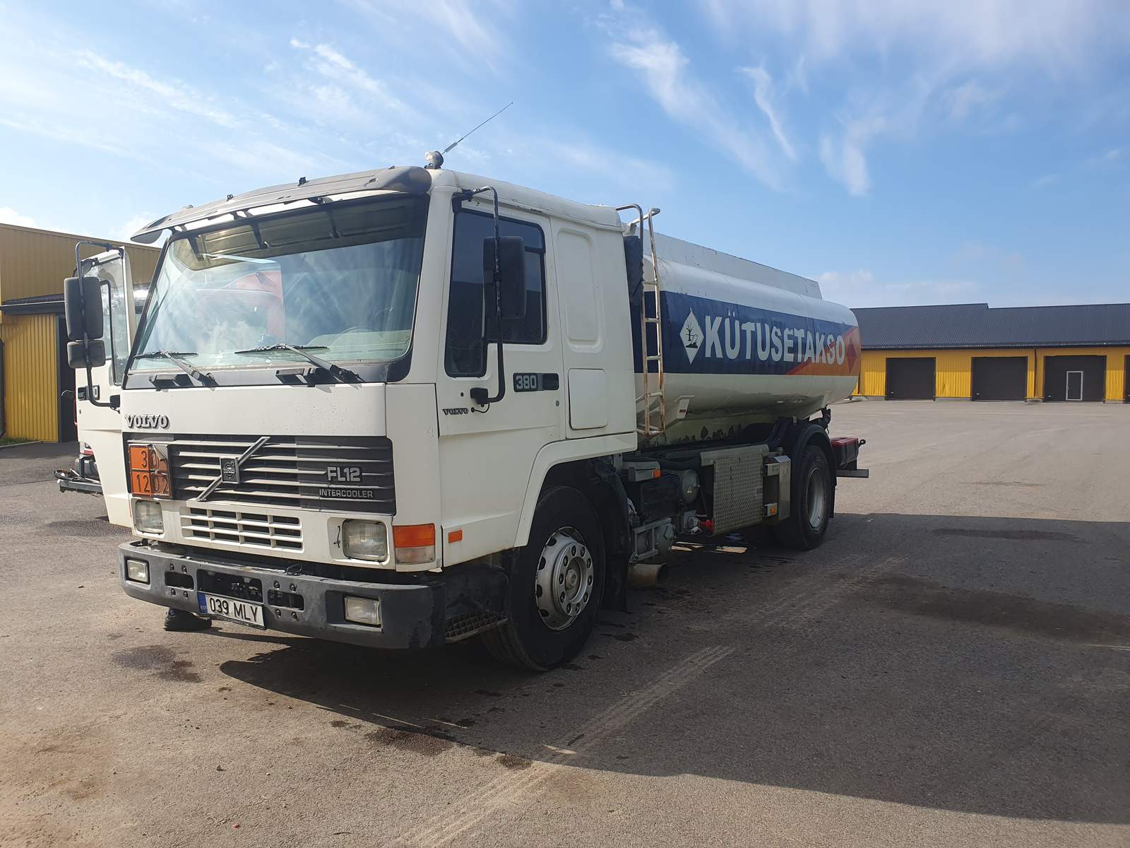 Volvo FL12 kütuseveok (tsistern 11 000 L)