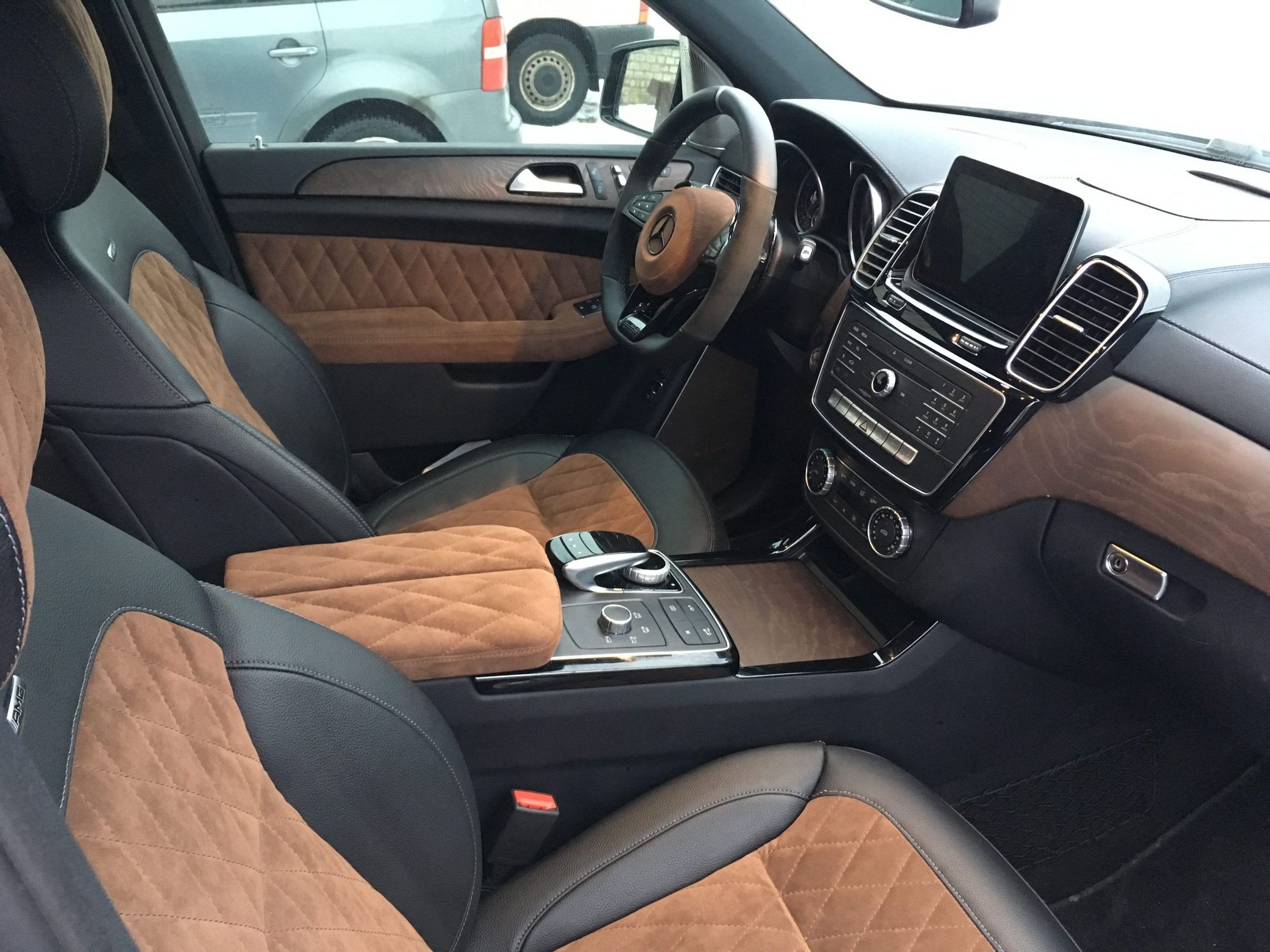 Mercedes-Benz GL esiistmed: konjakipruun rombtepitud Alcantara musta nahaga.